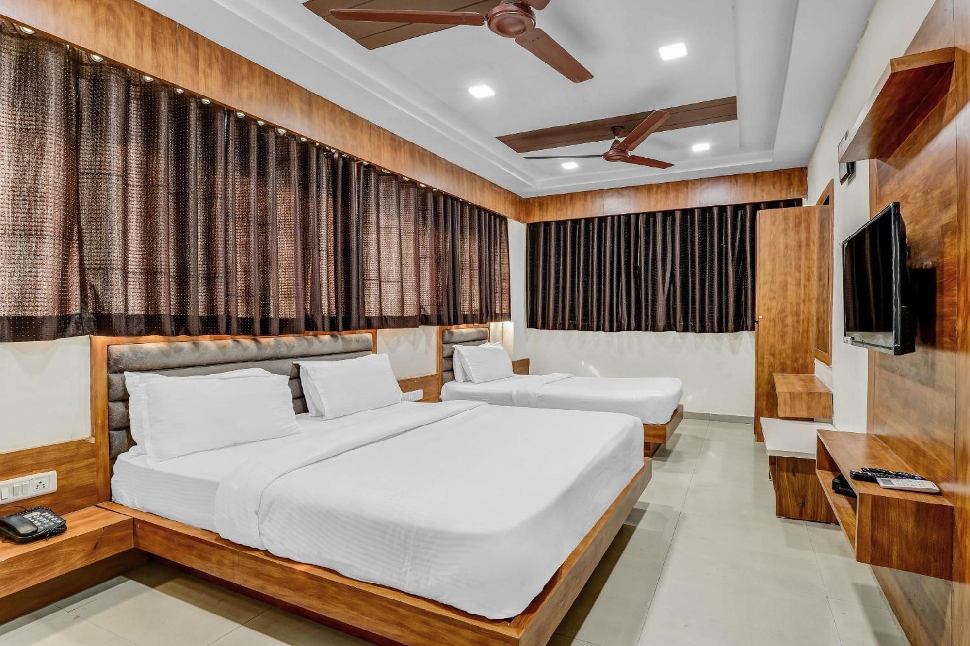 Capital O Maple View Hotel Naroda Kültér fotó