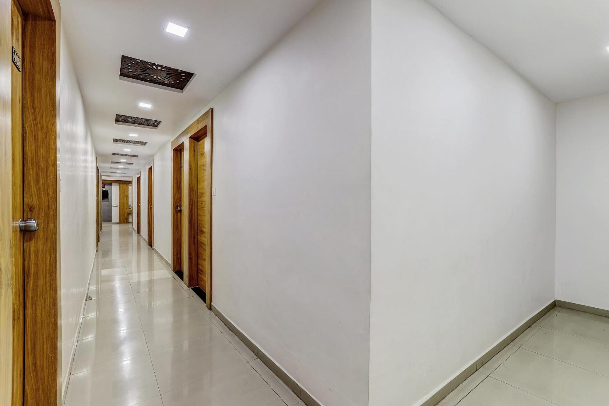 Capital O Maple View Hotel Naroda Kültér fotó
