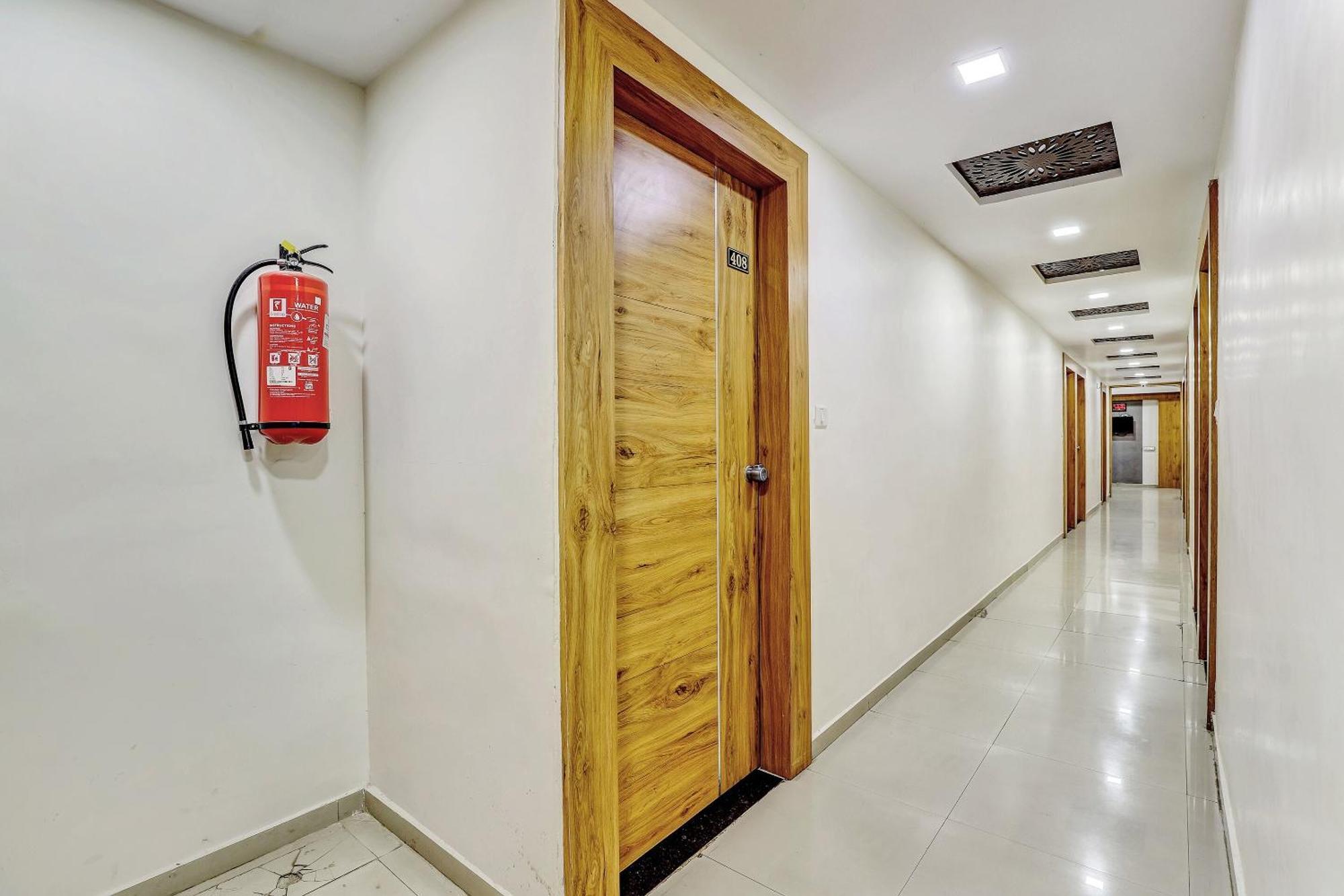Capital O Maple View Hotel Naroda Kültér fotó