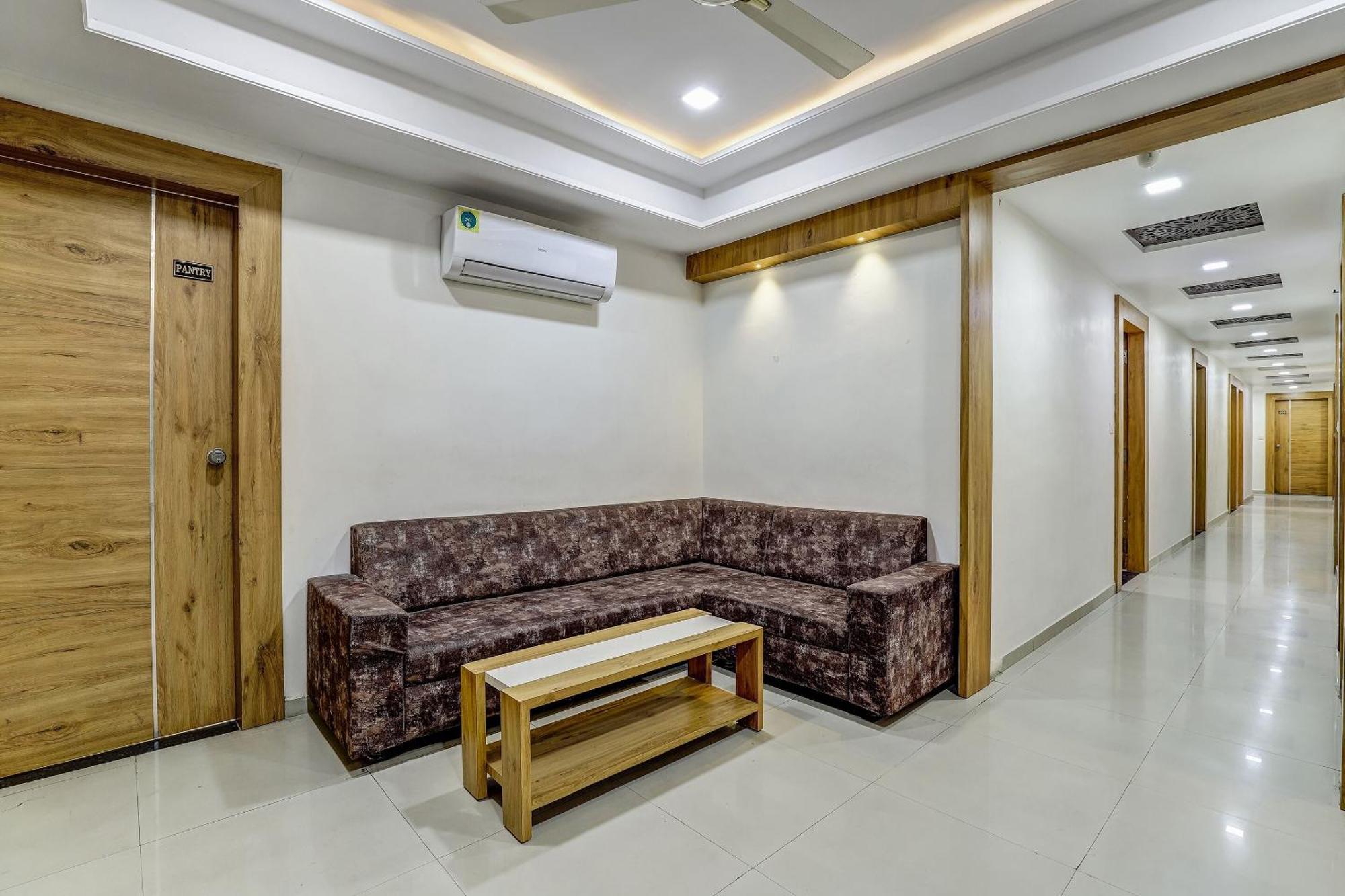 Capital O Maple View Hotel Naroda Kültér fotó