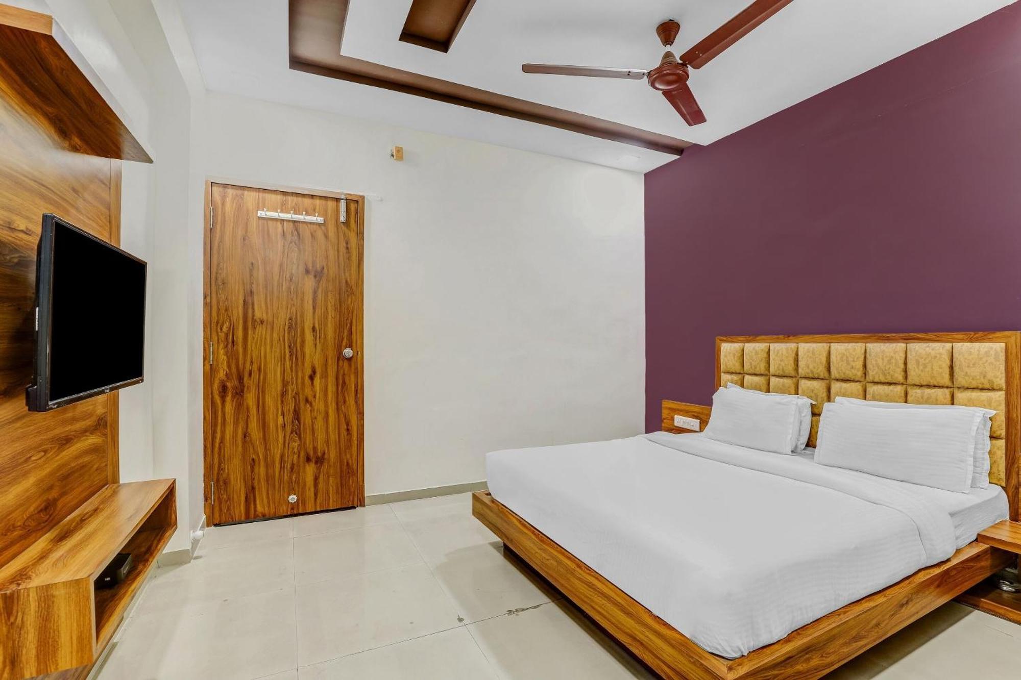 Capital O Maple View Hotel Naroda Kültér fotó