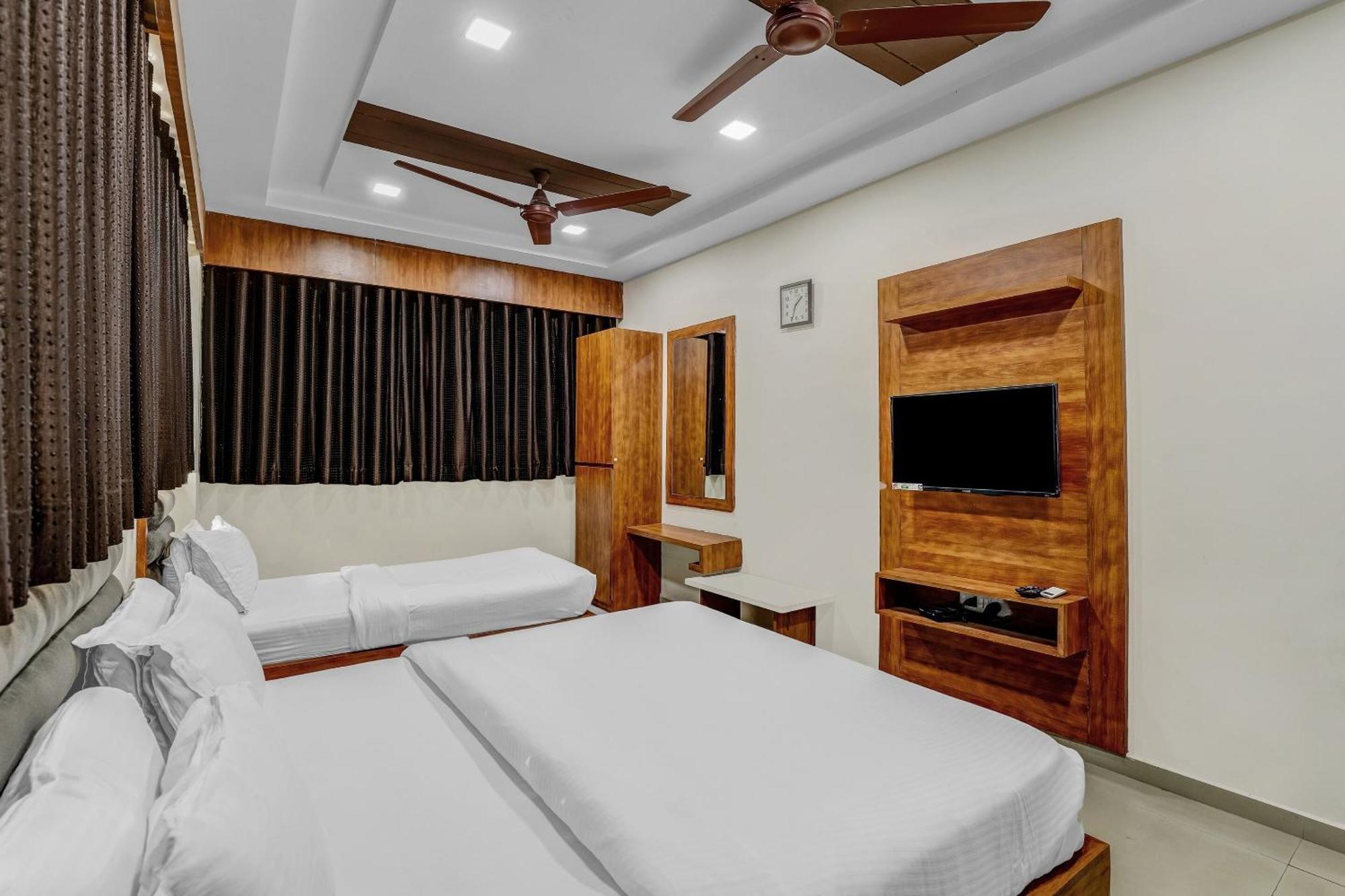 Capital O Maple View Hotel Naroda Kültér fotó