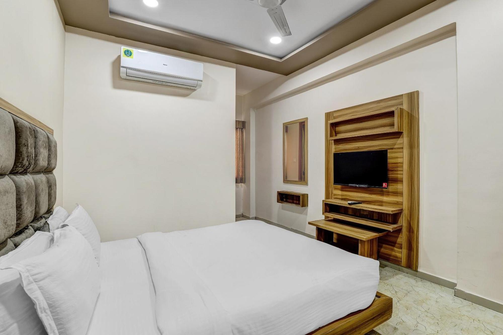 Capital O Maple View Hotel Naroda Kültér fotó