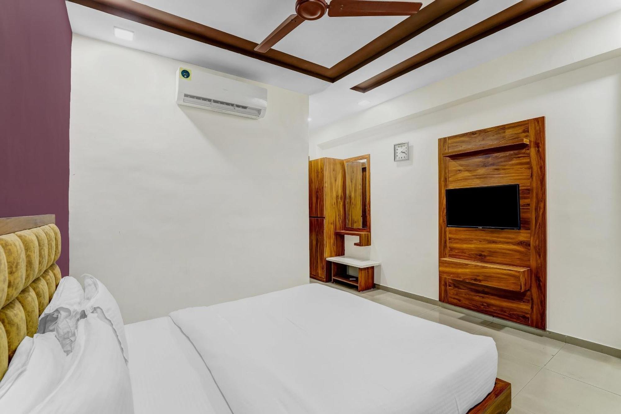 Capital O Maple View Hotel Naroda Kültér fotó
