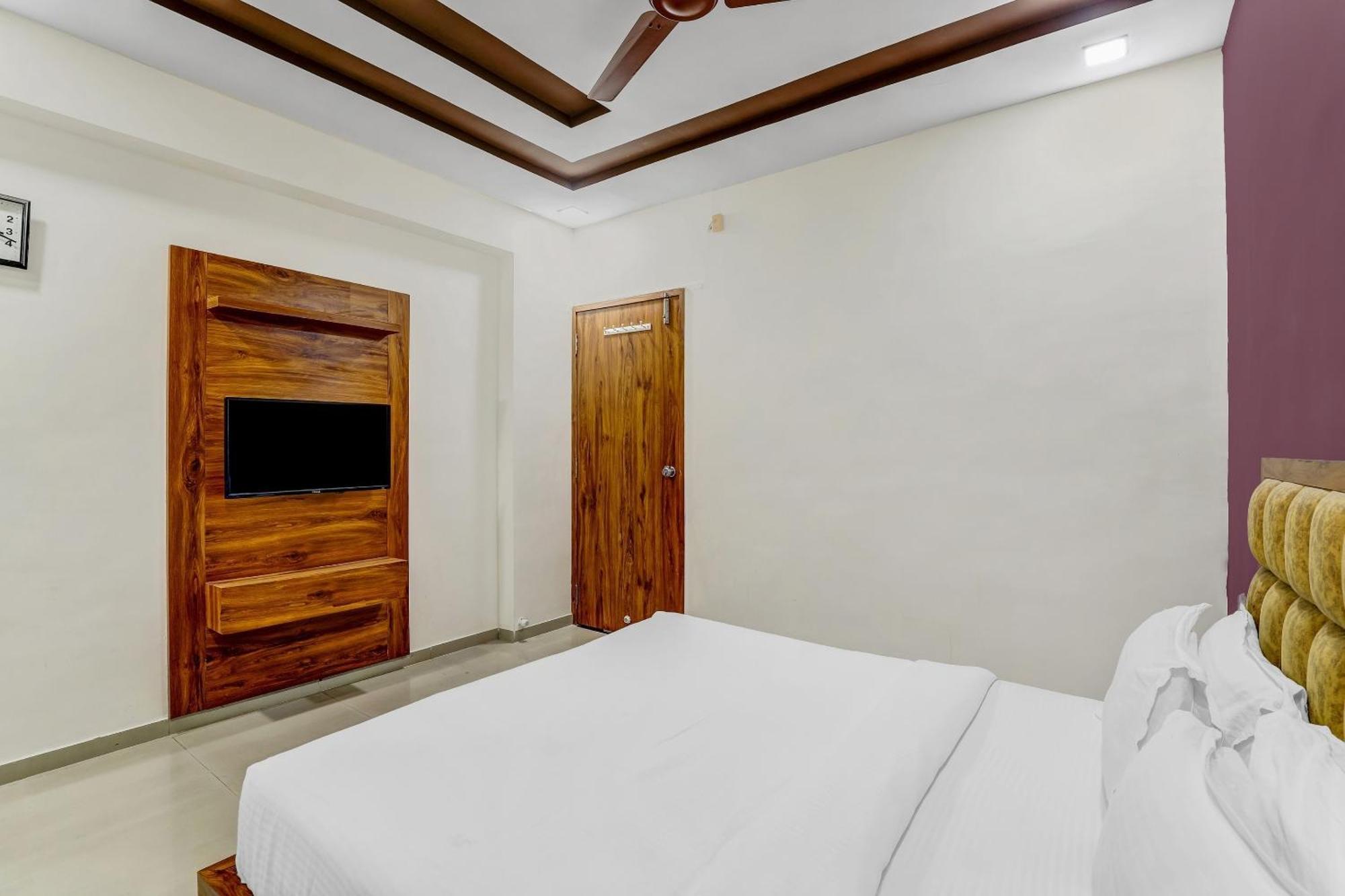 Capital O Maple View Hotel Naroda Kültér fotó