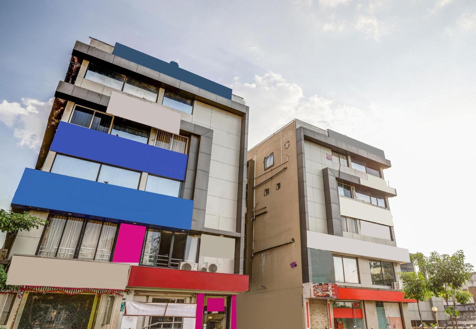 Capital O Maple View Hotel Naroda Kültér fotó
