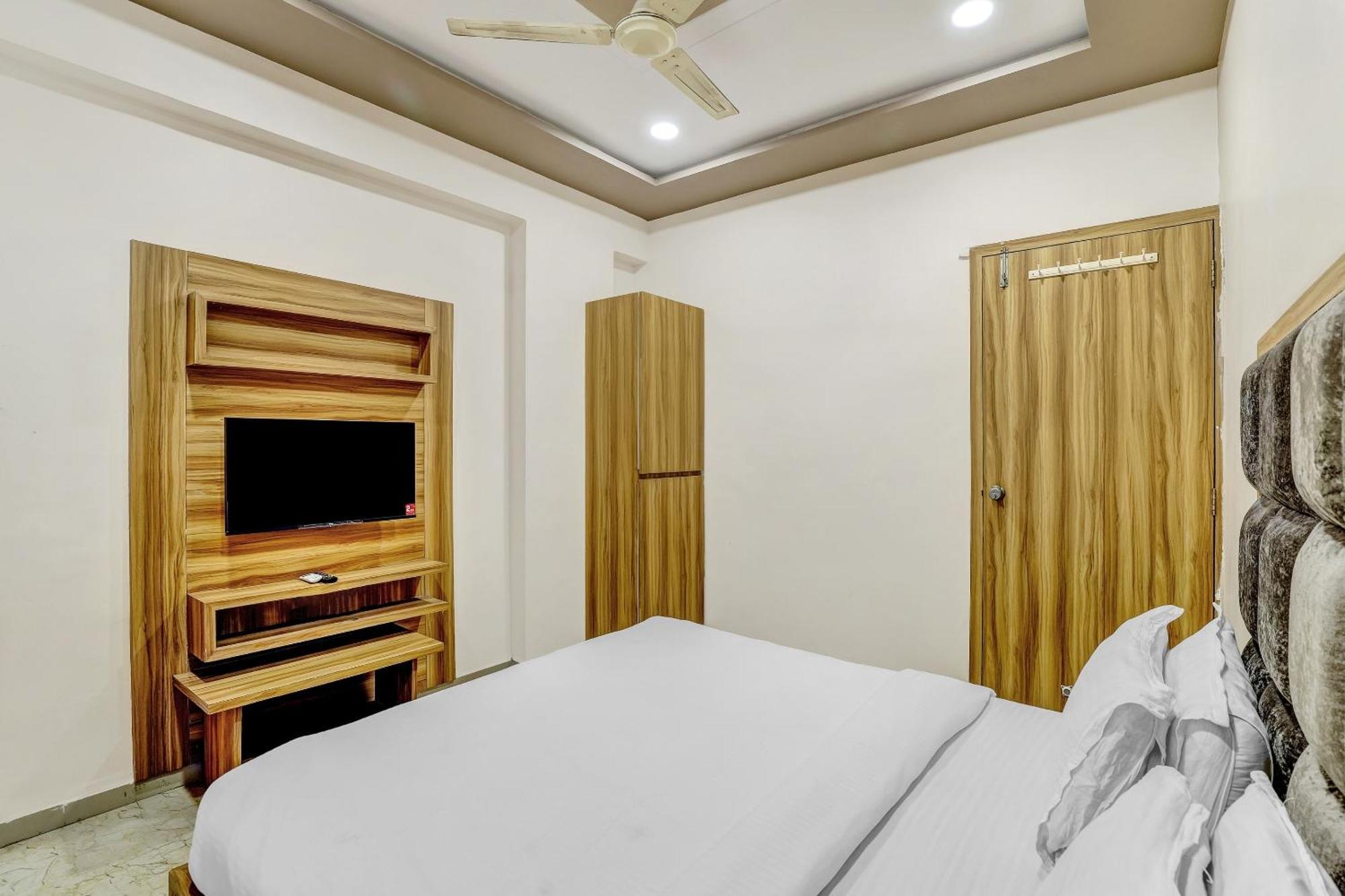 Capital O Maple View Hotel Naroda Kültér fotó