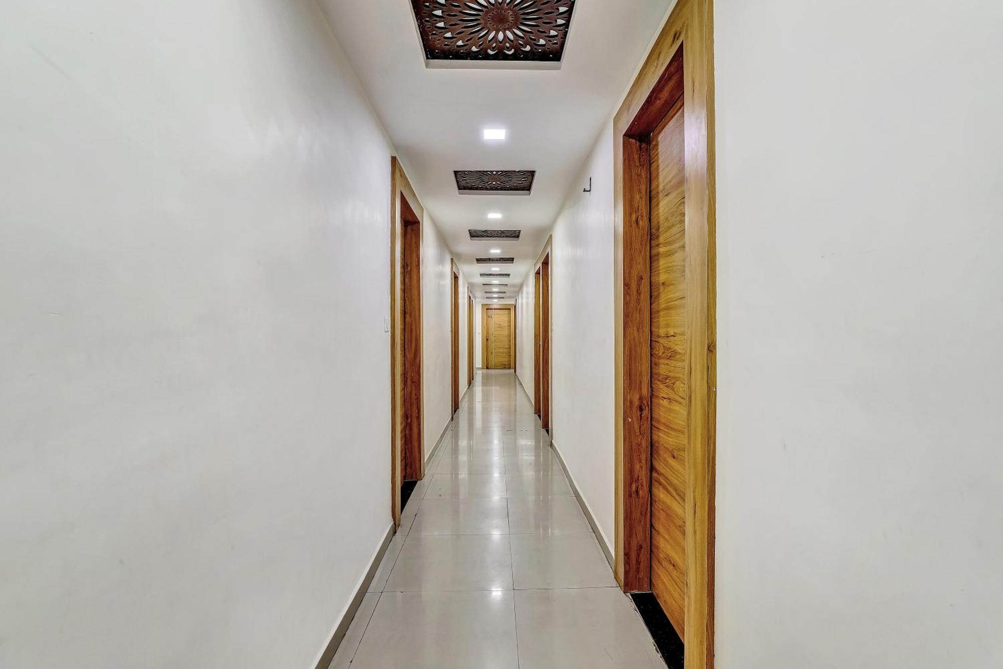 Capital O Maple View Hotel Naroda Kültér fotó