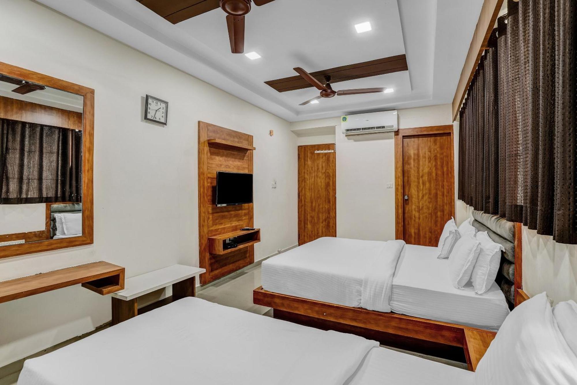 Capital O Maple View Hotel Naroda Kültér fotó